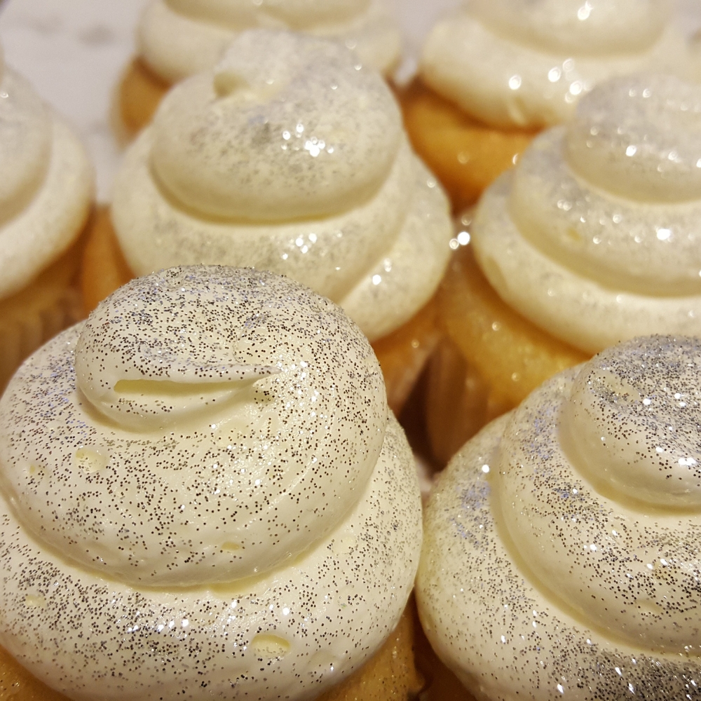personalized_downtown_wedding_catering_menus_cupcakes